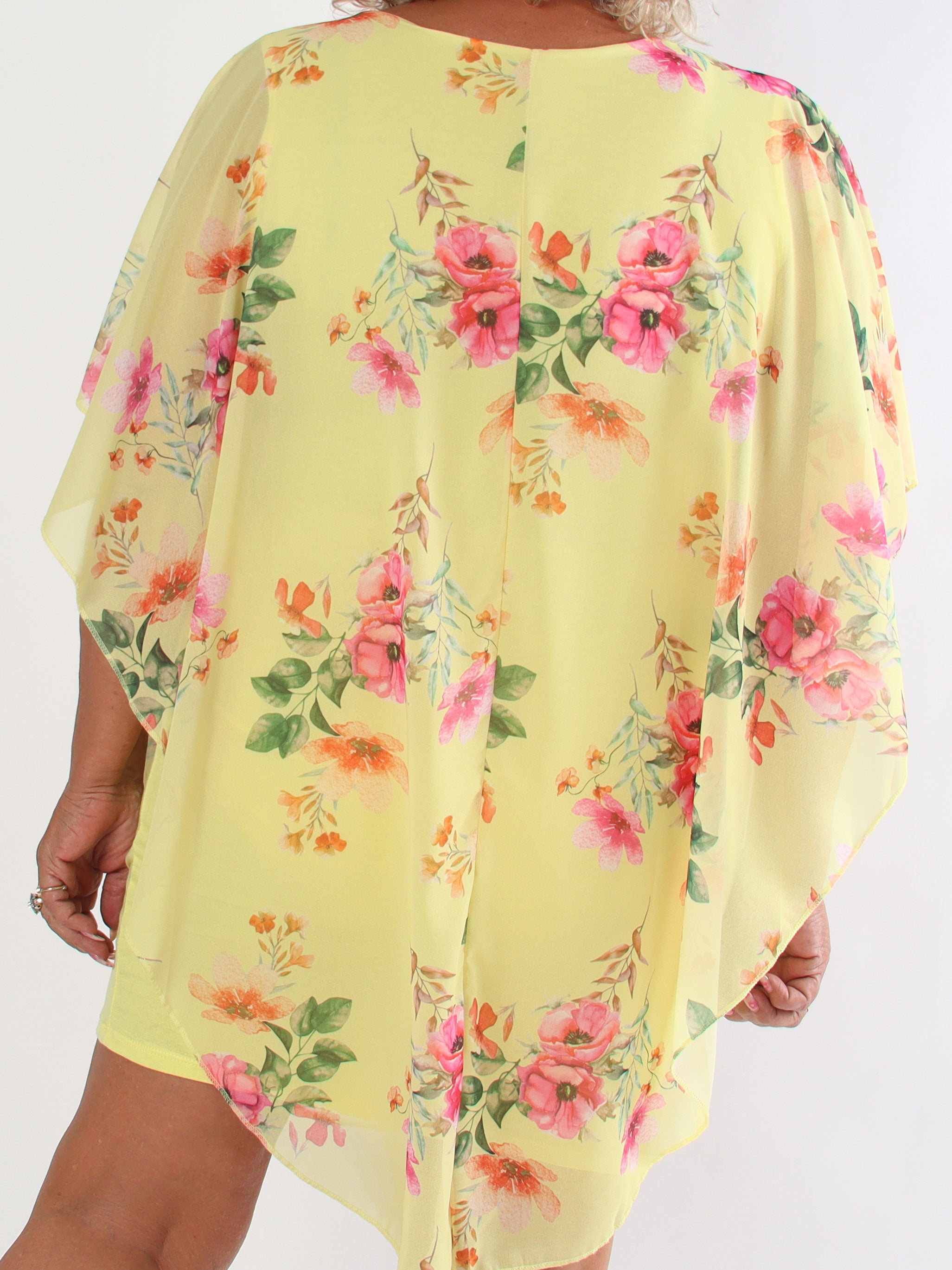 Kenya Fleur - Plus size kjole med et let blomstret chiffonstykke